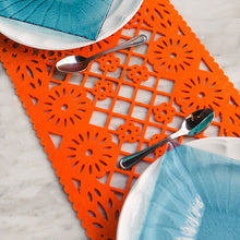 Camino para mesa color naranja, diseño inspiración del papel Picado