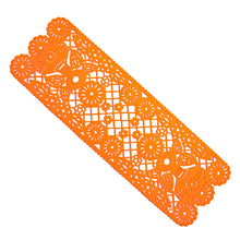 Camino para mesa color naranja, diseño inspiración del papel Picado